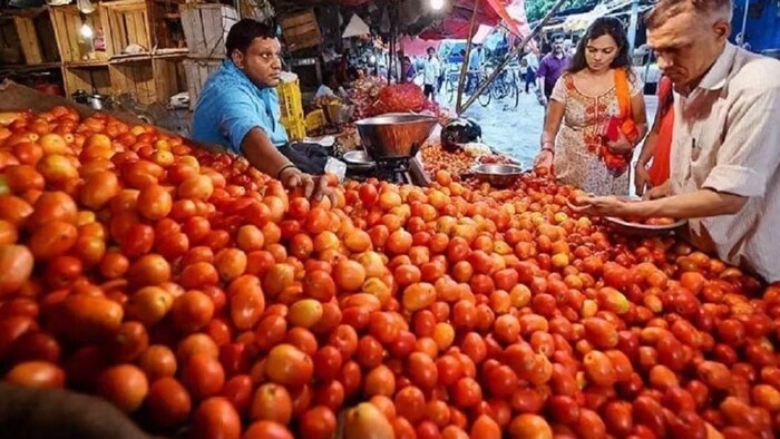 सेब से महंगा बिक रहा टमाटर