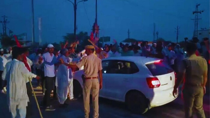 फसल बीमा क्लेम को लेकर धरने पर बैठे किसान