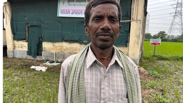 रवि प्रकाश मशरूम उत्पादन से सालाना करीब साढ़े तीन लाख से अधिक की कर रहे कमाई. फोटो-किसान तक