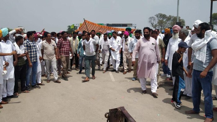 राजस्थान के श्रीगंगानगर जिले के किसानों ने सिंचाई के पानी के लिए राजस्थान-पंजाब बॉर्डर हाईवे किया जाम