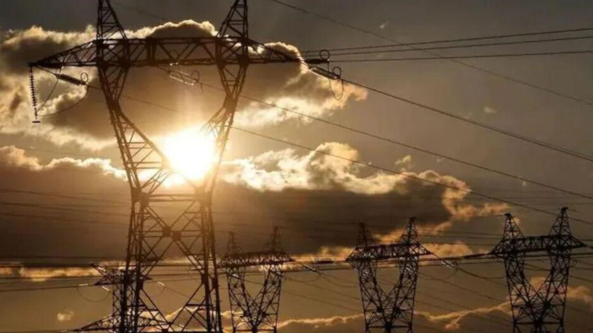 UP News: टप्पल के किसान बिजली की किल्लत से परेशान, नाराज ग्रामीणों ने बिजली घर पर जड़ा ताला