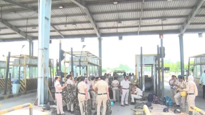 सिरसा में किसानों ने टोल प्लाजा किया जाम