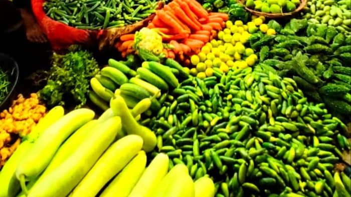 सब्जियों को ताजा दिखाने के लिए उसके कलर के अनुसार रंगाई की जाती है.