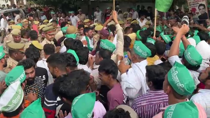 विधायक पंकज सिंह के आवास के बाहर पुलिस और किसानों की नोकझोंक