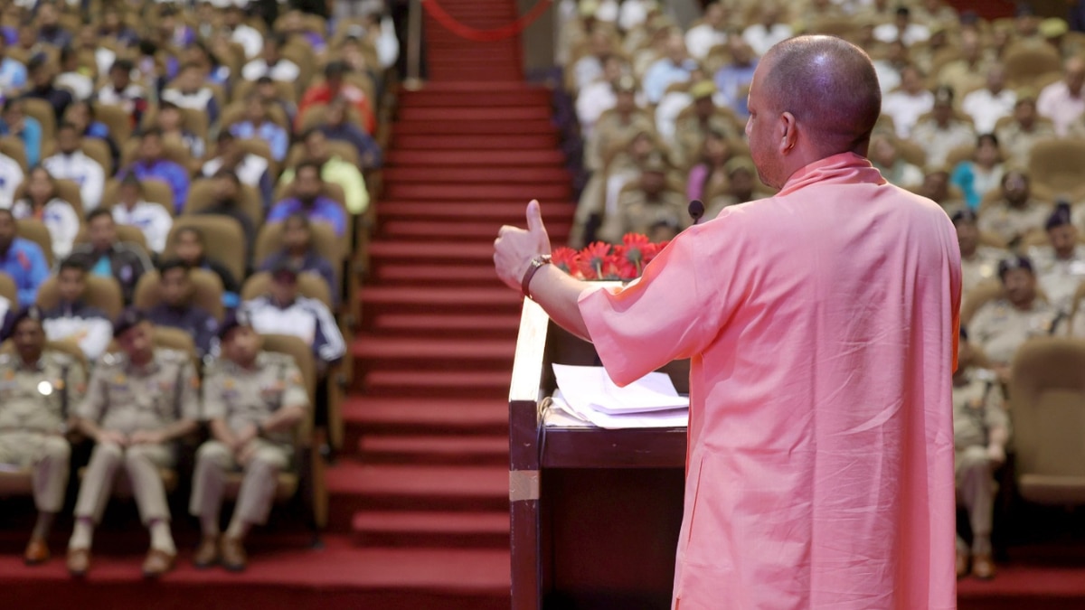 योगी सरकार ने तैनात की आरेंज वर्दी वाले प्लंबरों की सेना