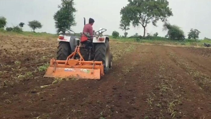 मध्य प्रदेश के किसान ने सोयाबीन की फसल पर चलाया रोटावेटर