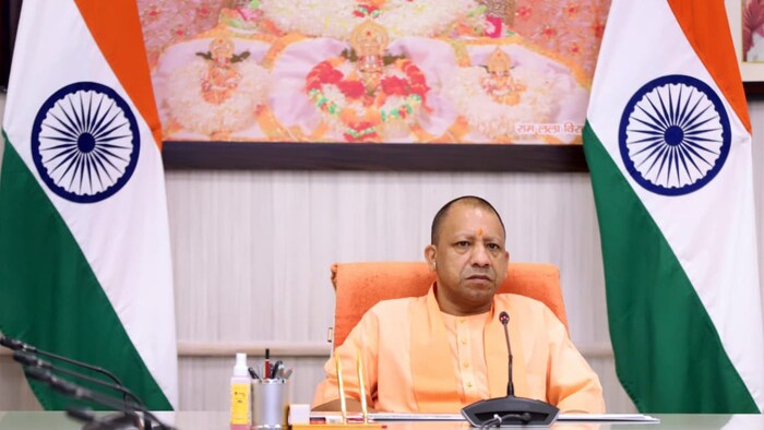 सीएम योगी ने पहले भी अधिकारियों को कड़ी फटकार लगाई थी. (Photo credit cm yogi facebook)