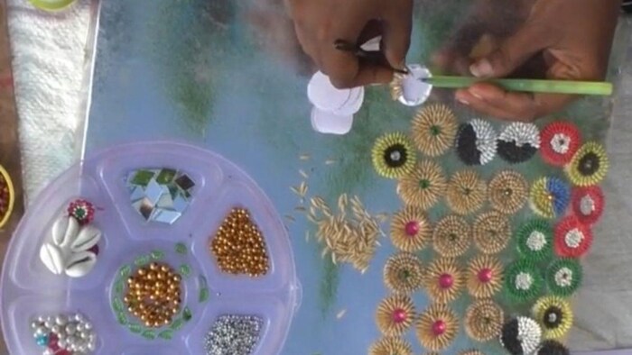 इस राखी भाइयों की कलाई पर बंधेगी धान से बनी राखियां