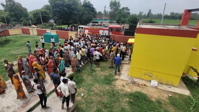 पोल्ट्री फार्म में फैली गंदगी की वजह से लोग हुए परेशान ( photo kisan tak)