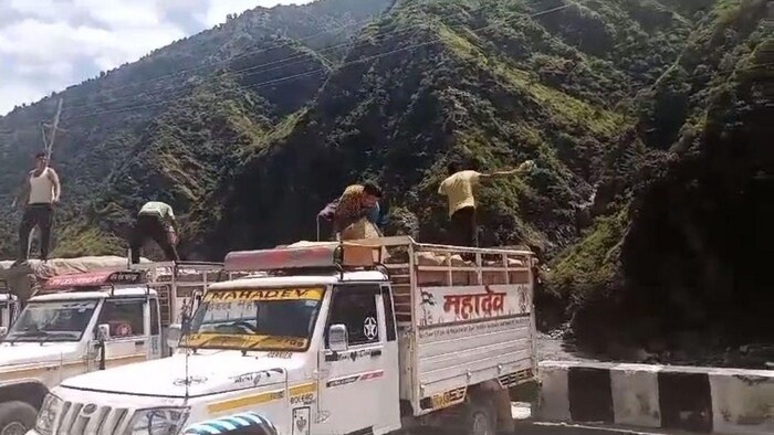 सड़क जाम के कारण खराब हो रही सब्जियां, व्यास नदी में सब्जियां फेंक रहे ड्राइवर