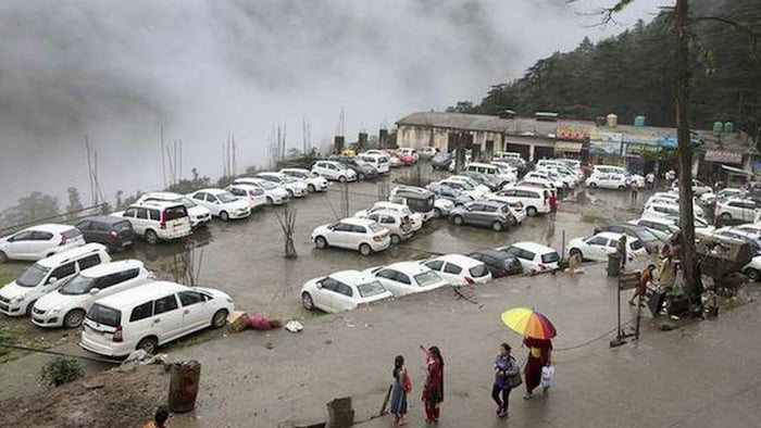 पहाड़ी इलाकों में लगातार हो रही बारिश, स्कूल किया गया बंद