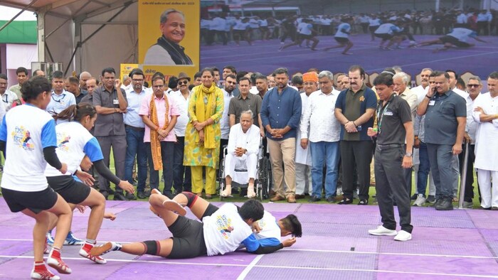 मुख्यमंत्री अशोक गहलोत ने राजीव गांधी शहरी एवं ग्रामीण ओलिंपिक की शुरूआत की. फोटो- DIPR