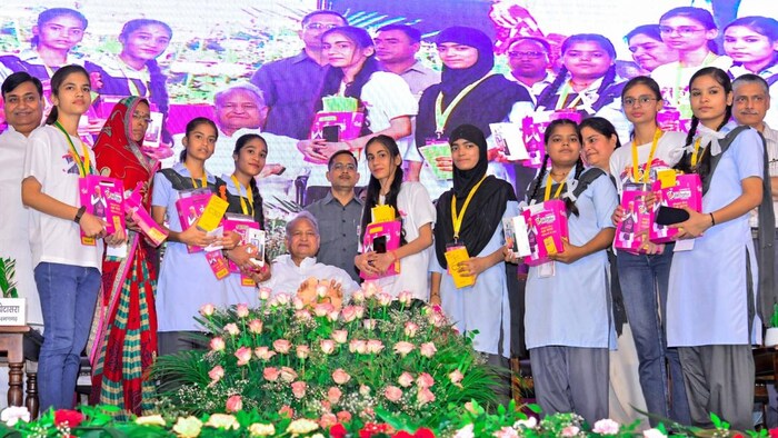 राजस्थान में अशोक गहलोत सरकार 1.40 करोड़ महिलाओं-बच्चियों को स्मार्टफोन देगी. फोटो- CMO