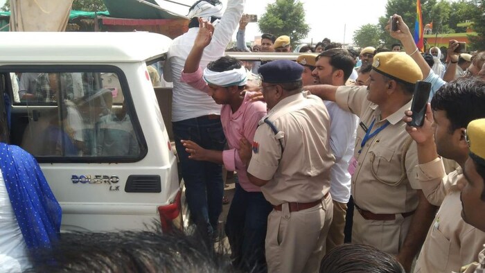 नारेबाजी के बाद पुलिस ने कुछ लोगों को हिरासत में भी लिया. फोटो- By arrangement
