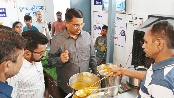 जालौर जिला कलक्टर निशांत जैन ने इंदिरा रसोई में खाना खाया. फाइल फोटो- DIPR