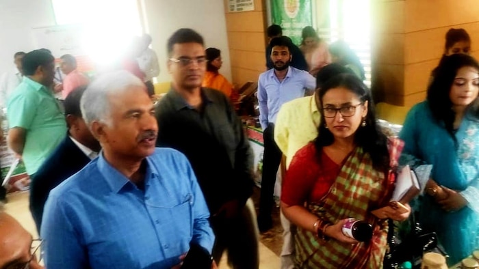 वर्कशॉप से पहले एफपीओ के प्रोडक्ट देखते हुए कृषि सचिव और ई-नाम की एमडी (Photo-Kisan Tak).