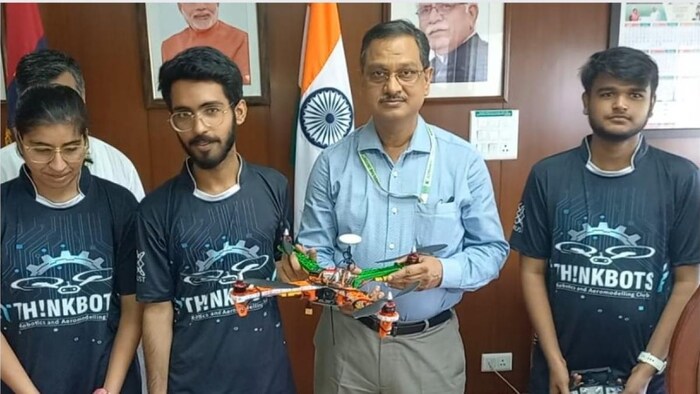 छात्रों ने बनाया सस्ता कृषि ड्रोन फोटोः किसान तक