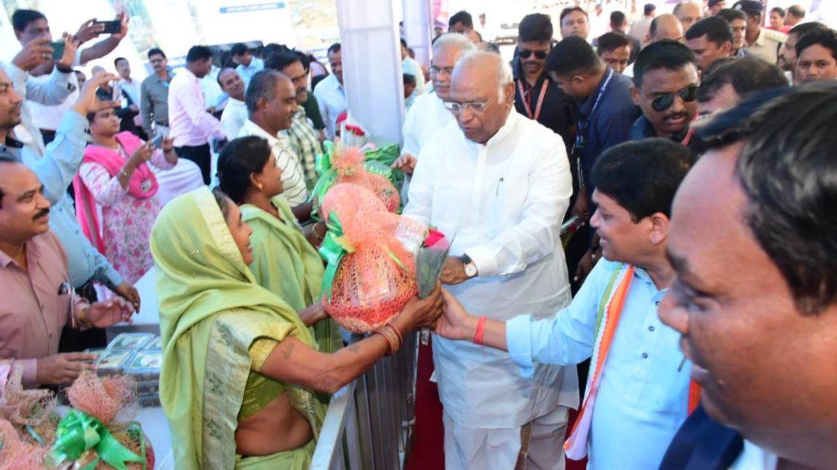 Farmer Politics in Chhattisgarh: खड़गे ने थपथपाई बघेल की पीठ, कहा छत्तीसगढ़ के किसान 5 साल में हुए खूब खुशहाल