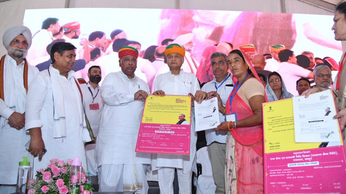 खड़गे के साथ पशुपालन- डेयरी योजनाओं का शिलान्यास, क्या संकेत दे रही राजस्थान कांग्रेस? फोटो- DIPR