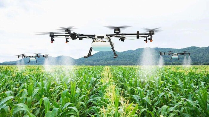 किसानों की समस्या से निदान के लिए शख्स ने बनाया रोबोटिक ड्रोन