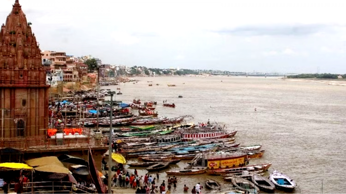बनारस में गंगा का जलस्तर बढ़ने से 84 घाटों का संपर्क टूटा