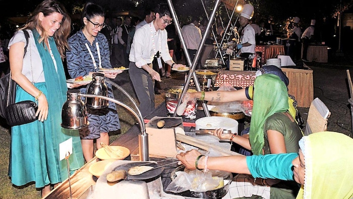 विदेशी मेहमानों ने खाई मिट्टी के चूल्हे पर हाथ से बनी बाजरे की रोटी (Photo-Haryana Govt).