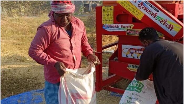 धान बिक्री के बाद पैसे मिलने का इंतजार कर रहे किसान फोटोः किसान