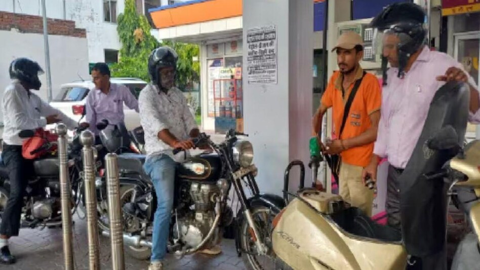 Rajasthan News: घोर सूखे के बीच पेट्रोल पंपों पर तालाबंदी, डीजल के लिए दर-दर भटक रहे किसान Rajasthan News: घोर सूखे के बीच पेट्रोल पंपों पर तालाबंदी, डीजल के लिए दर-दर भटक रहे किसान
