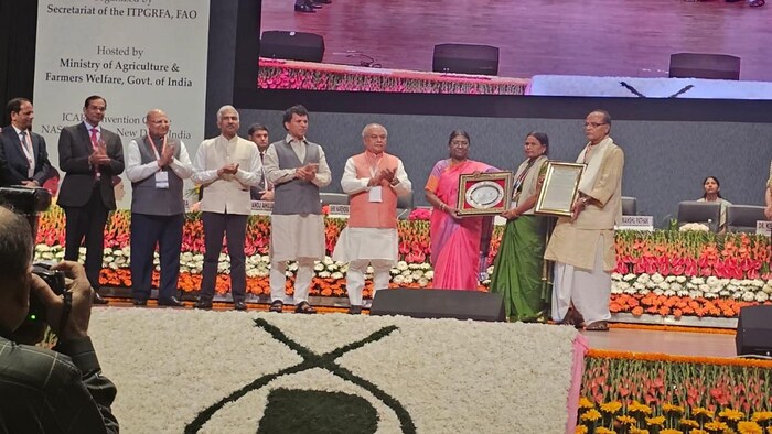 लीची ग्रोवर एसोसिएशन ऑफ मुजफ्फरपुर के प्रतिनिधि को राष्ट्रपति के हाथों मिला अवार्ड (Photo-Kisan Tak).