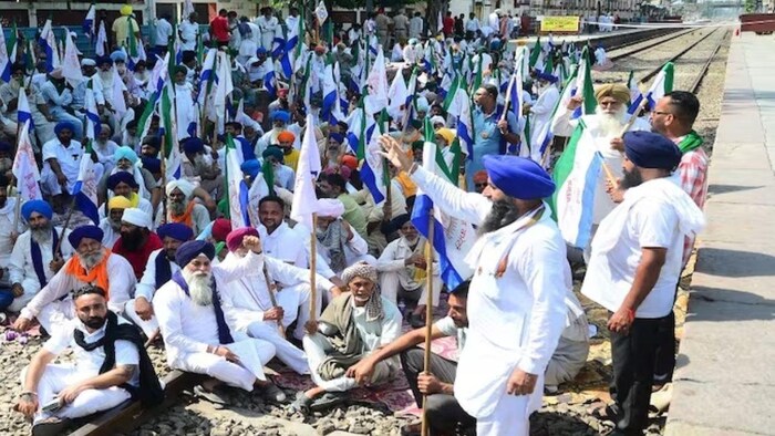 पंजाब में चल रहे किसान आंदोलन से 74 पैसेंजर गाड़ियां कैंसल