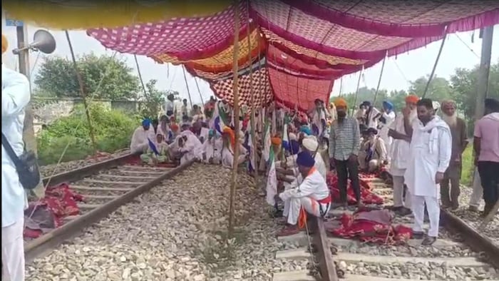 मांग पूरी ना होने पर किसानों के शुरू किया रेल रोको आंदोलन