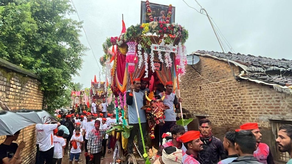 Maharashtra News: 350 साल से बैलों का यह उत्सव मना रहे हैं किसान, धूमधाम से निकालते हैं शोभायात्रा Maharashtra News: 350 साल से बैलों का यह उत्सव मना रहे हैं किसान, धूमधाम से निकालते हैं शोभायात्रा