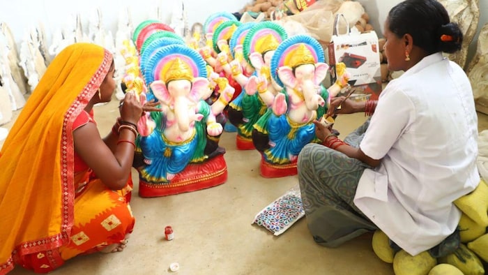 छत्तीसगढ़ की ग्रामीण महिलाएं रीपा योजना की मदद से बन रही उद्यमी, फोटो: साभार, छग. सरकार