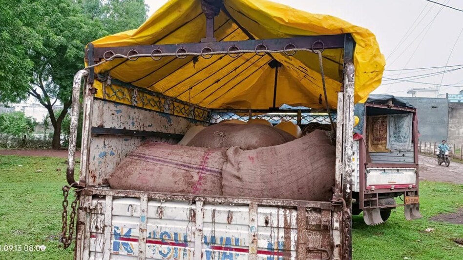 MP News: खुले बाजारों में बिक जाता है गरीबों का राशन, गुना में बड़ी तस्करी का पर्दाफाश MP News: खुले बाजारों में बिक जाता है गरीबों का राशन, गुना में बड़ी तस्करी का पर्दाफाश