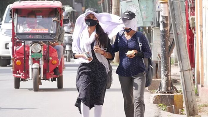 इस दौरान पूर्वी यूपी में कुछ जगहों पर चुटपुट बारिश गरज चमक के साथ हो सकती है.