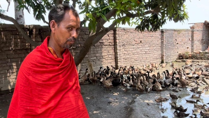 पटना के राकेश कुमार बत्तख पालन से बदल रहे हैं अपनी जिंदगी. फोटो-किसान तक