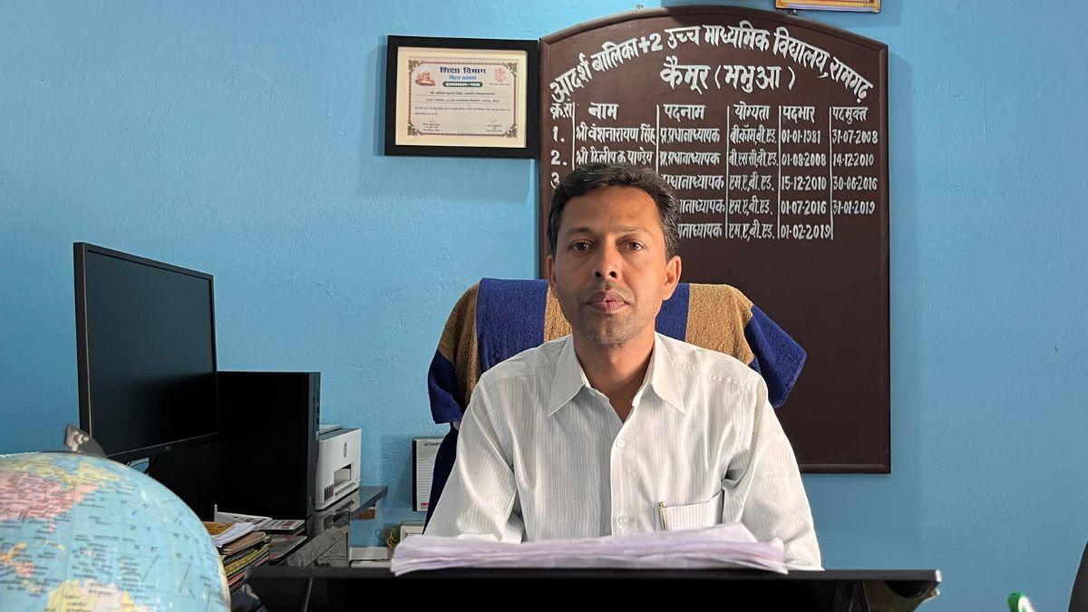 कैमूर जिले के बालिका प्लस टू उच्च माध्यमिक विद्यालय रामगढ़ के प्रधानाध्यापक अनिल सिंह को मिलेगा राष्ट्रीय शिक्षक पुरस्कार . फोटो किसान तक