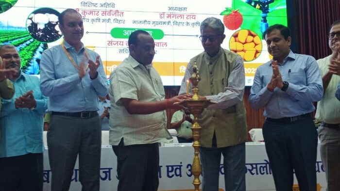 कृषि अधिकारियों के साथ कृषि मंत्री कुमार सर्वजित. फोटो-किसान तक