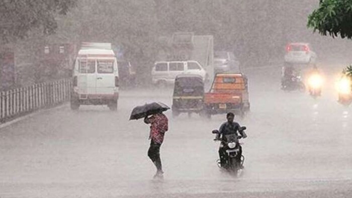 UP Weather: बादल गरजने और आकाशीय बिजली गिरने के साथ तेज बारिश होने की संभावना