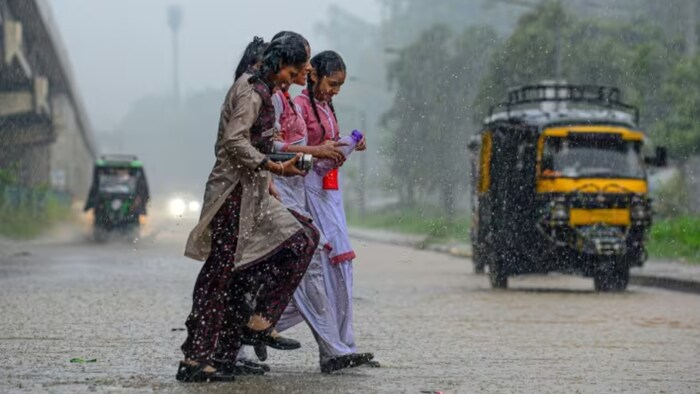 UP Weather: प्रयागराज-वाराणसी समेत प्रदेश के इन जिलों में बारिश की संभावना