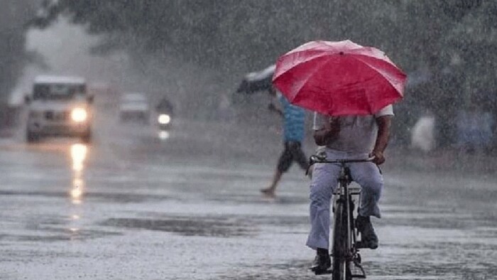 UP Weather: बादल गरजने के साथ-साथ बिजली गिरने की भी संभावना है.