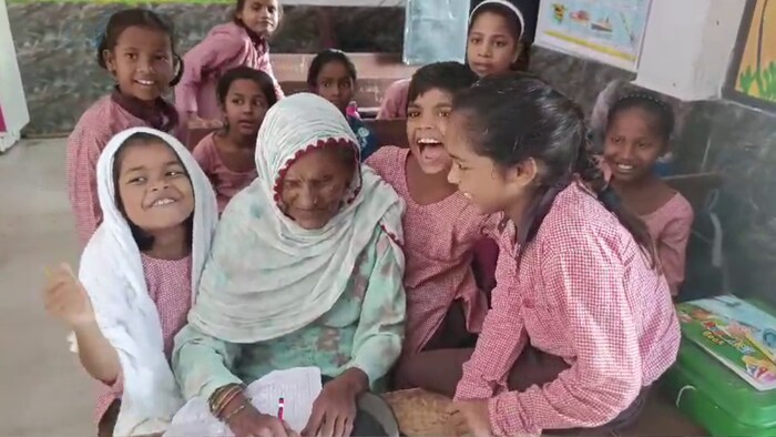 पोते-पोतियों संग पढ़ाई कर रही 92 साल की दादी