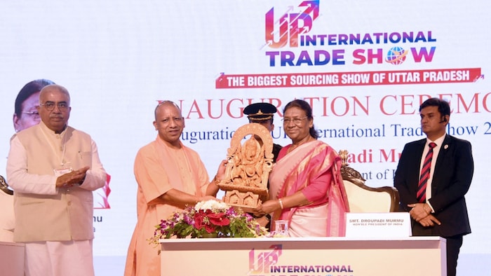 राष्ट्रपति मुर्मू ने निवेश, अर्थव्यवस्था और इन्फ्रास्ट्रक्चर के क्षेत्र में यूपी की विकास यात्रा को सराहा