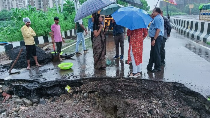 लखनऊ में धंसी हुई सड़क का जायजा लेने पहुंची मंडलायुक्त डॉ. रोशन जैकब