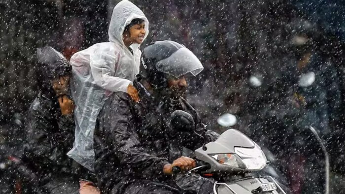 इस दौरान में पूर्वी यूपी में पश्चिमी यूपी की अपेक्षा ज्यादा जगहों पर बारिश होने का अनुमान है.