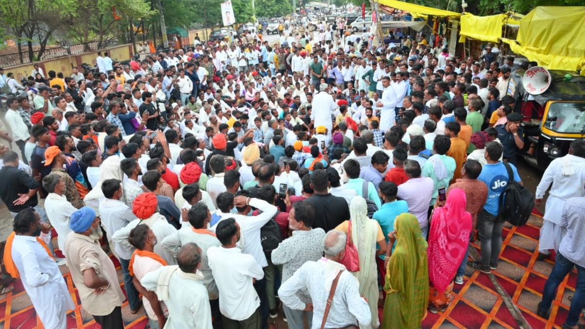 बूंदी जिला कलेक्ट्रेट के सामने अपने समर्थक और मांगों के साथ आए लोगों के बीच चांदना.