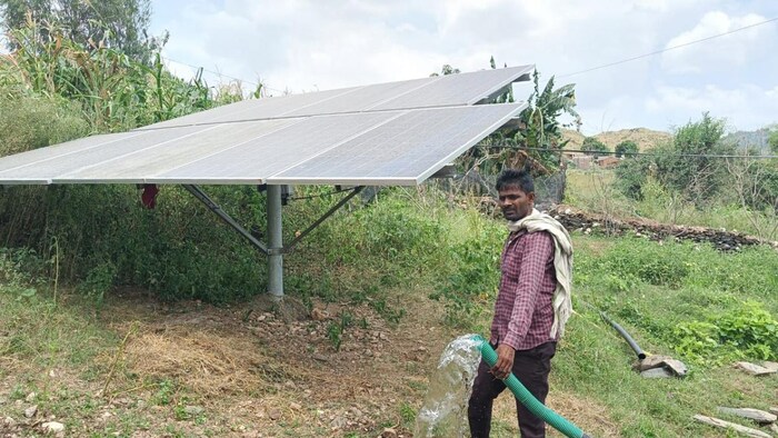 उदयपुर जिले के वालाराम भील, जिनके खेत में सोलर पंप प्लांट लगा है.