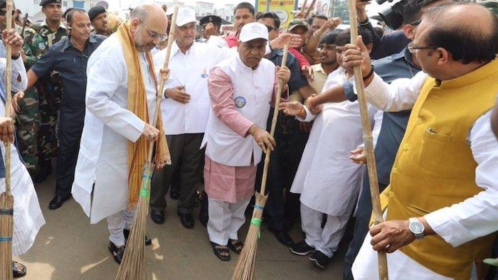 CM से लेकर केंद्रीय मंत्रियों तक झाड़ू लगाते आए नजर, देखें Video