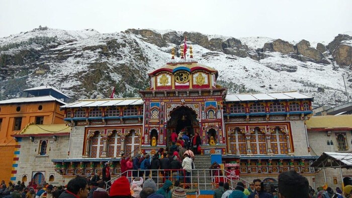 बद्री नाथ धाम में शुरू हुई बर्फबारी