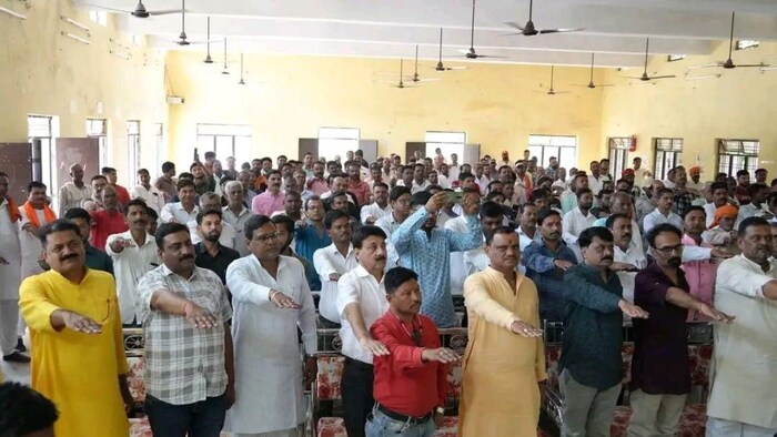 भाजपा मतदाताओं और कार्यकर्ताओं को जाति के जंजाल में न फंसने की दिला रही शपथ, फोटो: साभार, भाजपा मीडिया यूनिट